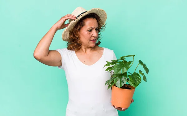 Mulher Meia Idade Sentindo Confuso Confuso Coçando Cabeça Conceito Jardinagem — Fotografia de Stock