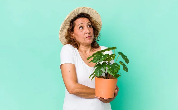 Middle Age Woman Shrugging Feeling Confused Uncertain Gardering Concept — Stock Photo, Image