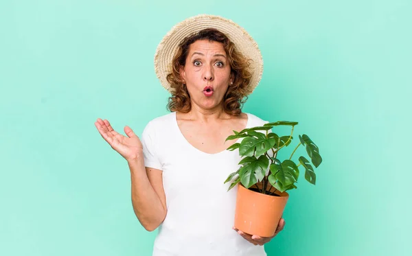 Donna Mezza Età Guardando Sorpreso Scioccato Con Mascella Caduto Possesso — Foto Stock