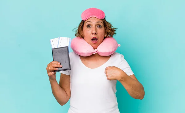 Middelbare Leeftijd Vrouw Kijken Geschokt Verrast Met Mond Wijd Open — Stockfoto