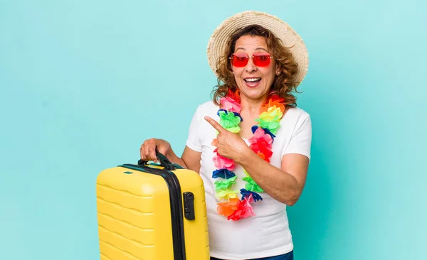 Frau Mittleren Alters Die Aufgeregt Und Überrascht Zur Seite Zeigt — Stockfoto