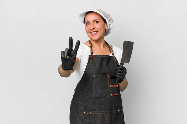 Mujer Mediana Edad Sonriendo Luciendo Feliz Haciendo Gestos Victoria Paz —  Fotos de Stock