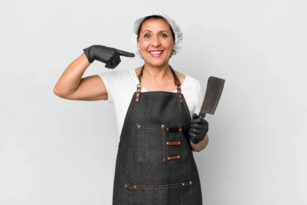 Mujer Mediana Edad Sonriendo Con Confianza Apuntando Propia Sonrisa Amplia —  Fotos de Stock