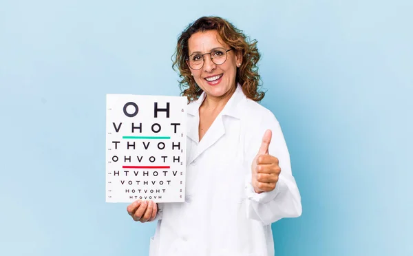 Mulher Meia Idade Sentindo Orgulhoso Sorrindo Positivamente Com Polegares Para — Fotografia de Stock