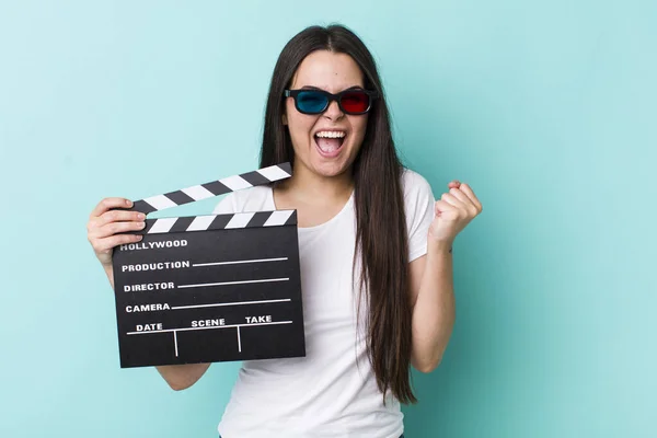 Jonge Volwassen Vrouw Voelt Zich Geschokt Lacht Viert Succes Filmconcept — Stockfoto