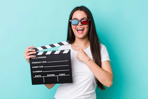 Mulher Adulta Jovem Sentindo Feliz Enfrentando Desafio Celebrando Conceito Filme — Fotografia de Stock