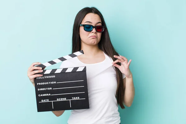 Jonge Volwassen Vrouw Die Arrogant Succesvol Positief Trots Uitziet Filmconcept — Stockfoto