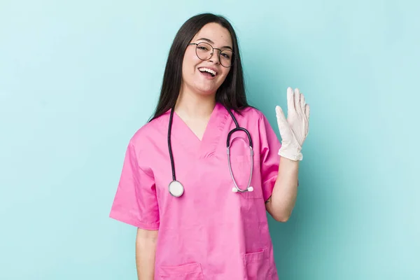여성은 행복하게 웃으면서 흔들며 환영하고 인사를 건넵니다 수의사의 — 스톡 사진