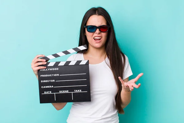 Jonge Volwassen Vrouw Kijkt Boos Geïrriteerd Gefrustreerd Filmconcept — Stockfoto