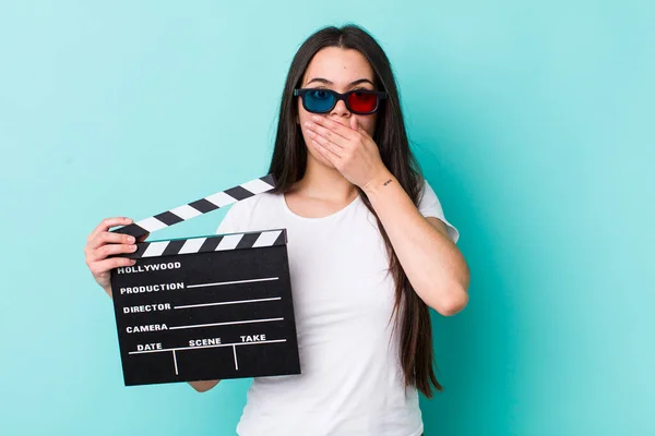 Ung Vuxen Kvinna Som Täcker Munnen Med Händerna Med Chock — Stockfoto