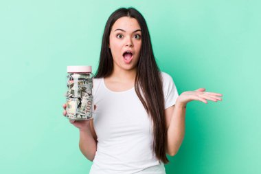 Genç bir kadın kendini çok şaşırmış ve şok olmuş hissediyor. kaydetme kavramı