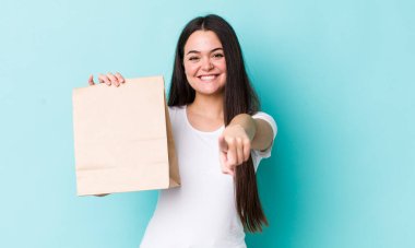 Genç yetişkin bir kadın kamerayı işaret ederek seni seçiyor. konsepti kaldır