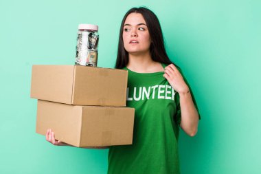 Genç bir kadın stresli, endişeli, yorgun ve hayal kırıklığına uğramış hissediyor. bağış konsepti