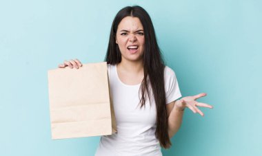 Genç bir kadın sinirli, sinirli ve sinirli görünüyor. konsepti kaldır