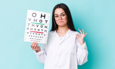 Genç bir kadın kibirli, başarılı, pozitif ve gururlu görünüyor. optik görüş testi konsepti