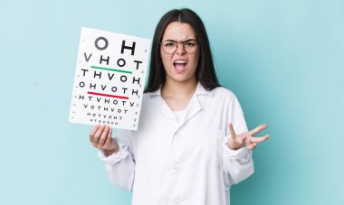 Genç bir kadın sinirli, sinirli ve sinirli görünüyor. optik görüş testi konsepti