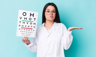 Genç bir kadın şaşkın, şaşkın ve şüpheci hissediyor. optik görüş testi konsepti