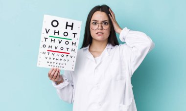 Genç bir kadın stresli, endişeli ya da korkmuş hissediyor. Elleri başının üstünde. optik görüş testi konsepti