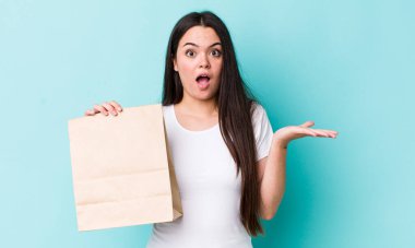 Genç bir kadın kendini çok şaşırmış ve şok olmuş hissediyor. konsepti kaldır