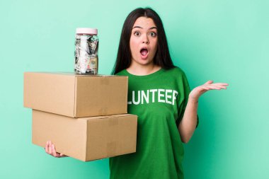 Genç bir kadın kendini çok şaşırmış ve şok olmuş hissediyor. bağış konsepti