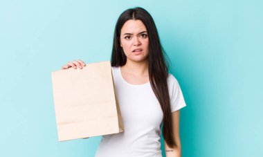 Genç bir kadın şaşkın ve şaşkın hissediyor. konsepti kaldır