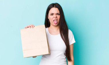 Genç bir kadın iğreniyor, sinirleniyor ve dilini çıkarıyor. konsepti kaldır