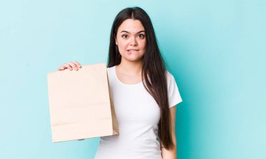 Kafası karışmış ve kafası karışmış genç bir kadın. konsepti kaldır