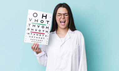 Genç yetişkin bir kadın agresif bir şekilde bağırıyor, çok kızgın görünüyor. optik görüş testi konsepti
