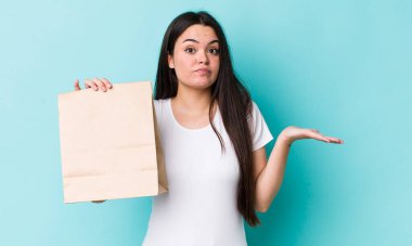 Genç bir kadın şaşkın, şaşkın ve şüpheci hissediyor. konsepti kaldır