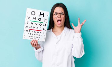 Elleri havada bağıran genç bir kadın. optik görüş testi konsepti