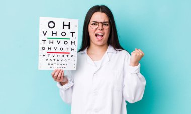 Genç bir kadın öfkeli bir ifadeyle agresif bir şekilde bağırıyor. optik görüş testi konsepti