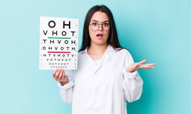 Genç bir kadın kendini çok şaşırmış ve şok olmuş hissediyor. optik görüş testi konsepti