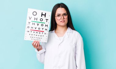 Genç bir kadın şaşkın ve şaşkın hissediyor. optik görüş testi konsepti