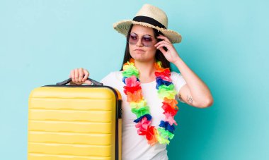 Kafası karışmış, kafası karışmış, kaşınan genç bir kadın. Yaz tatili konsepti