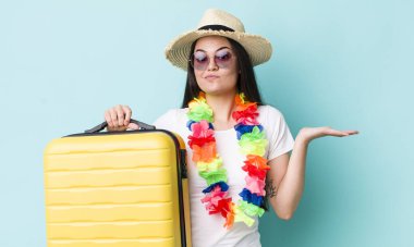 Genç bir kadın şaşkın, şaşkın ve şüpheci hissediyor. Yaz tatili konsepti