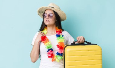 Genç bir kadın stresli, endişeli, yorgun ve hayal kırıklığına uğramış hissediyor. Yaz tatili konsepti