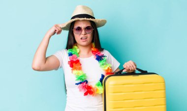 Genç yetişkin bir kadın kafası karışık ve şaşkın hissediyor, senin deli olduğunu gösteriyor. Yaz tatili konsepti