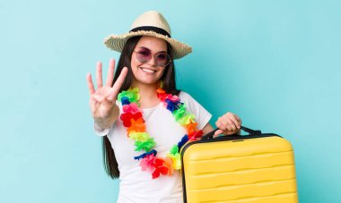 Genç yetişkin kadın gülümsüyor ve arkadaş canlısı görünüyor, dört numarayı gösteriyor. Yaz tatili konsepti