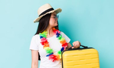 Profil görünümlü genç bir kadın hayal kuruyor, hayal kuruyor ya da hayal kuruyor. Yaz tatili konsepti