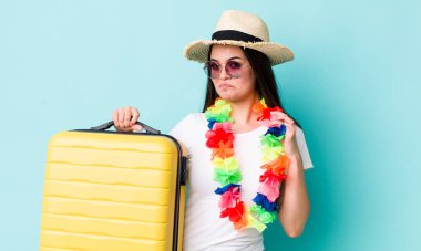 Genç bir kadın kibirli, başarılı, pozitif ve gururlu görünüyor. Yaz tatili konsepti