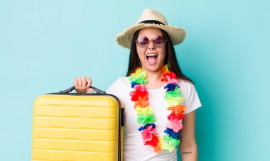 Genç yetişkin bir kadın agresif bir şekilde bağırıyor, çok kızgın görünüyor. Yaz tatili konsepti