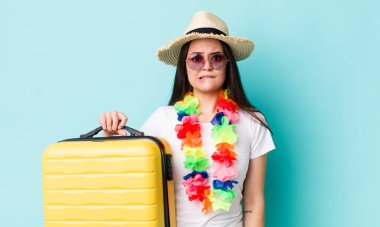 Kafası karışmış ve kafası karışmış genç bir kadın. Yaz tatili konsepti