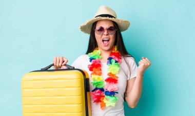 Genç bir kadın öfkeli bir ifadeyle agresif bir şekilde bağırıyor. Yaz tatili konsepti