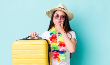 Genç yetişkin kadın düşünüyor, kuşkulu ve şaşkın hissediyor. Yaz tatili konsepti