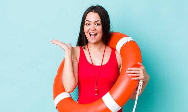 Genç bir kadın kendini mutlu hissediyor ve inanılmaz bir şeye hayret ediyor. cankurtaran konsepti