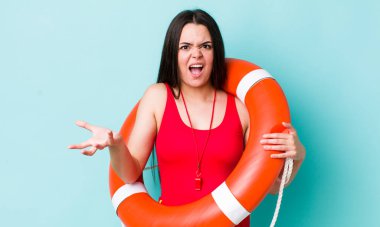 Genç bir kadın sinirli, sinirli ve sinirli görünüyor. cankurtaran konsepti