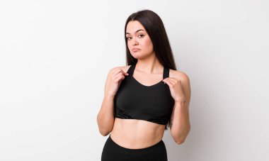 Genç bir kadın kibirli, başarılı, pozitif ve gururlu görünüyor. fitness konsepti