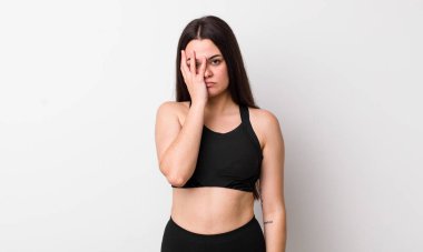 Genç bir kadın bıkkın, bıkkın ve uykulu hissediyor yorucu bir dönemden sonra. fitness konsepti