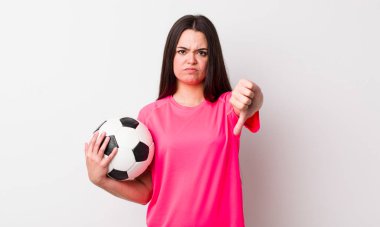 Genç yetişkin bir kadın kendini kötü hissediyor, baş parmağını kaldırıyor. futbol kavramı
