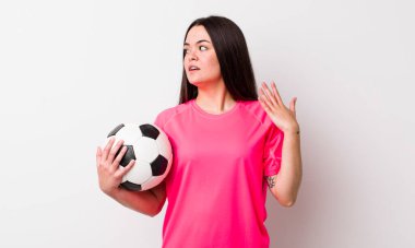 Genç bir kadın stresli, endişeli, yorgun ve hayal kırıklığına uğramış hissediyor. futbol kavramı